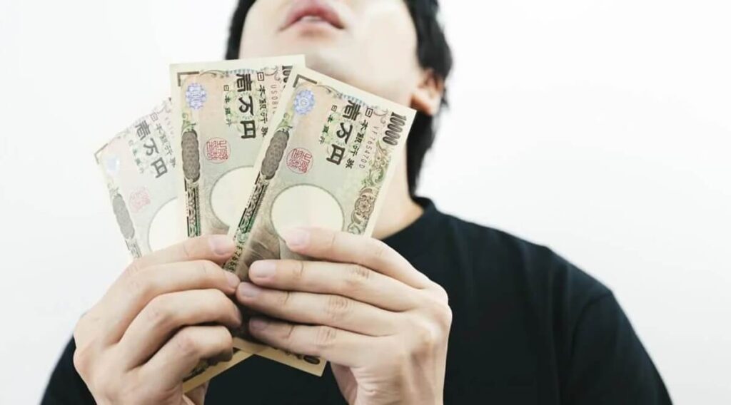 札束を持つ男性