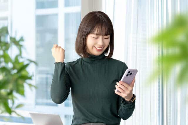 スマホを見る女性