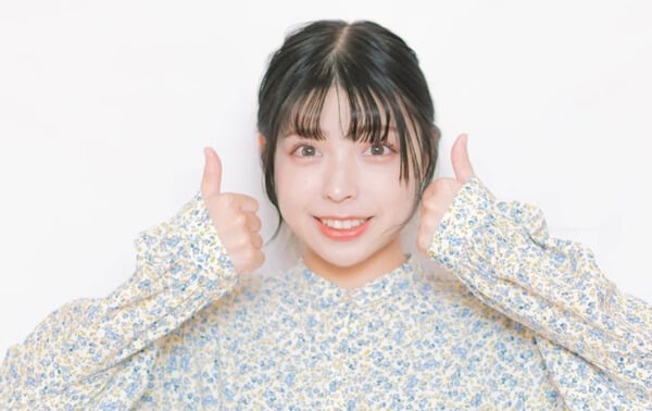 親指を立てる女性