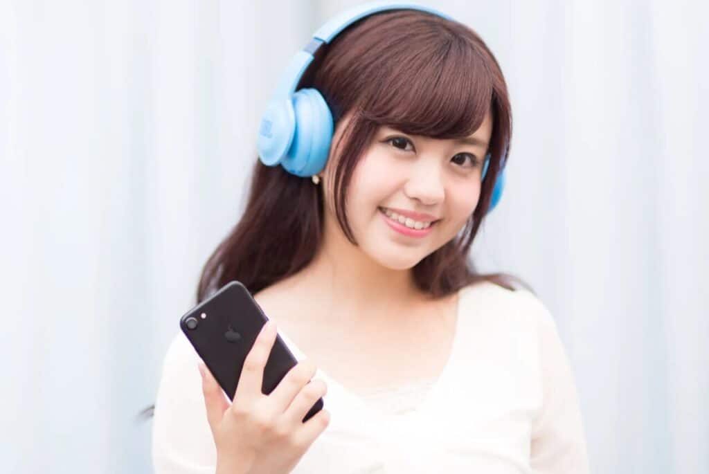 スマホを持つ女性