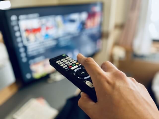 リモコンでテレビを付ける手元