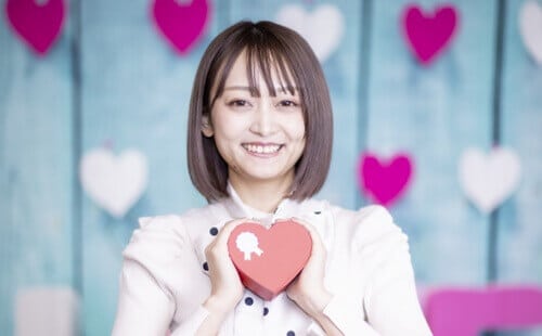 ハートを持つ女性