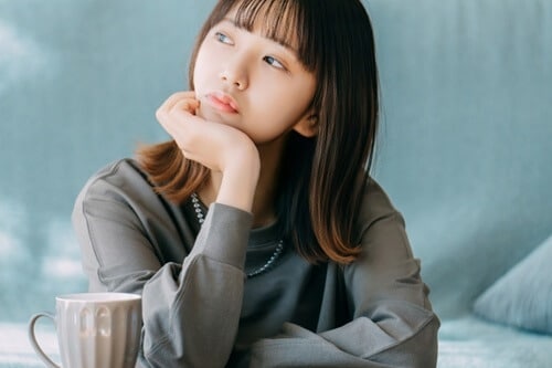 考える女性