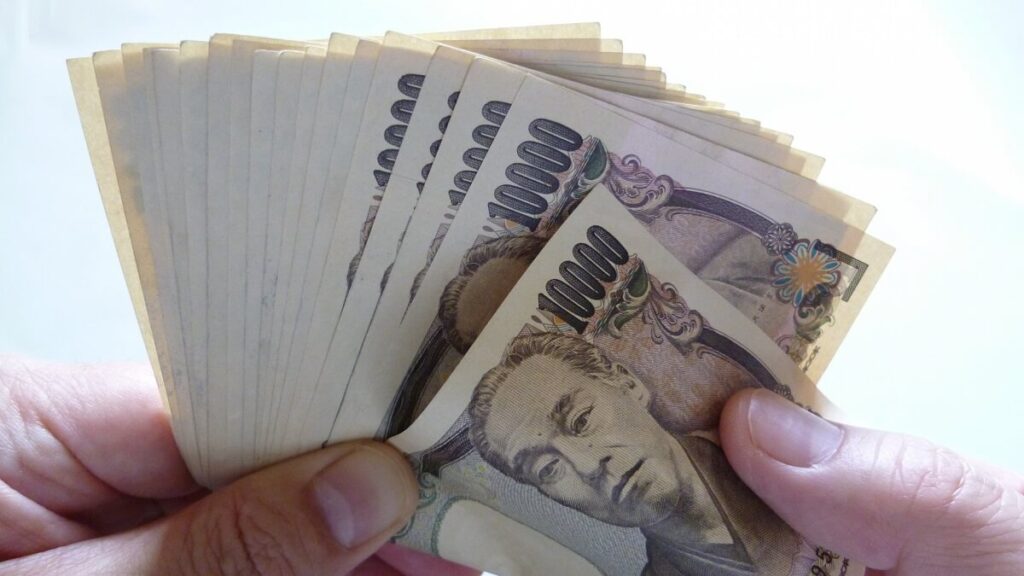 札束を数える手元